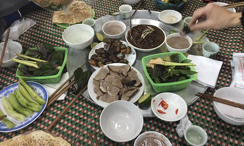 Thịt chó, món không thể thiếu trong mâm cỗ người làng Yên Trường ngày mùng 4 Tết. Ảnh: TL