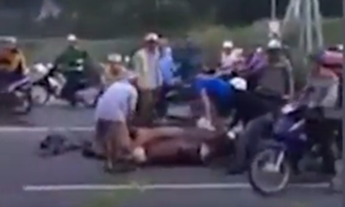 Buc xuc canh xe thit trau ngay giua quoc lo