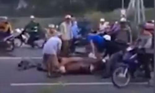 Buc xuc canh xe thit trau ngay giua quoc lo