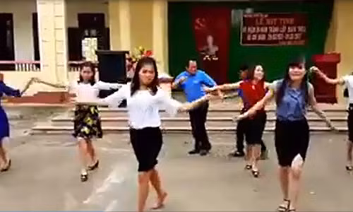 Da mat man nhay dieu luyen cua thay co giao giua san truong