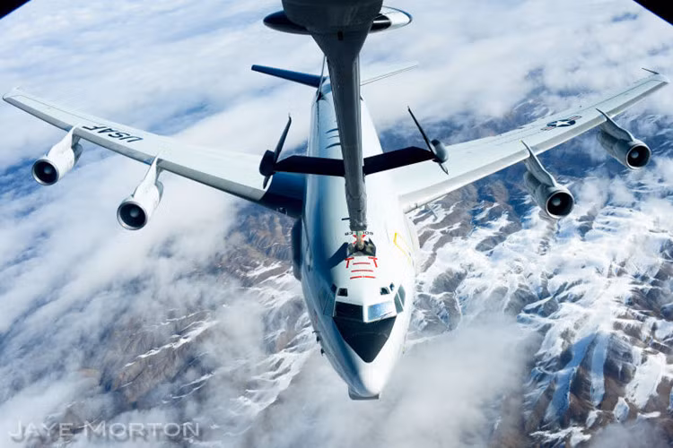 Máy bay trinh sát E-3 Sentry khi đang bay trên một ngọn núi phủ đầy tuyết.