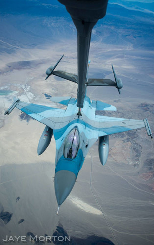 Chiến đấu cơ F-16C nhận nhiên liệu từ một chiếc KC-10.