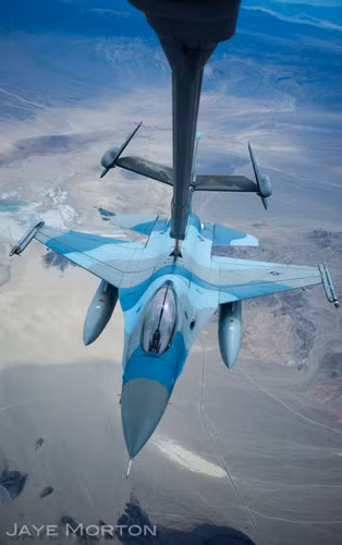 Chiến đấu cơ F-16C nhận nhiên liệu từ một chiếc KC-10.