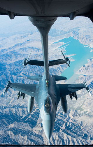 Chiến đấu cơ F-16 được tiếp nhiên liệu.