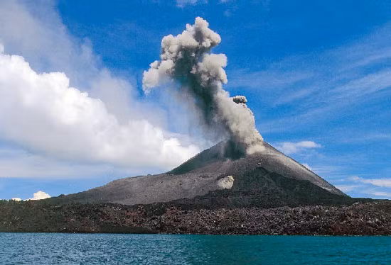 Âm thanh lớn nhất Ngày 27/8/1883, vụ nổ kinh thiên động địa xảy ra trên đảo Krakatoa (Indonesia), có chỉ số phun trào cấp độ 6, gấp 13 lần sức công phá của bom nguyên tử Little Boy từng phá hủy thành phố Hiroshima ở Nhật Bản năm 1945. Vụ nổ đã giết chết hơn 36.000 người và gây nên những cơn sóng thần dữ dội cao 40m, tàn phá khoảng 700 ngôi làng. Mười ngày sau thảm họa trên, Trái Đất chìm trong khói, nhiệt độ toàn cầu giảm và sự gián đoạn khí hậu toàn cầu kéo dài suốt 5 năm sau. Điều lạ thường nhất về vụ nổ này chính là âm thanh của nó bởi cách đó khoảng 2.200 dặm (khu vực Perth, Australia) người ta vẫn có thể nghe được âm thanh từ vụ nổ kinh hoàng này. Vì vậy âm thanh của vụ nổ trên được coi là lớn nhất trên Trái Đất.