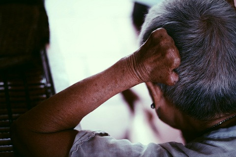 Đôi tay bị ăn mòn bởi bệnh tật quái ác.