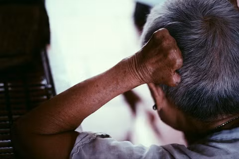 Đôi tay bị ăn mòn bởi bệnh tật quái ác.