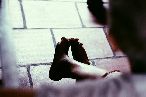 Sức đã cạn, đôi chân cũng không được nguyên vẹn khiến việc đi lại vô cùng khó khăn. Người phụ nữ với cuộc đời đầy rẫy những bất hạnh khi đi đến dốc bên kia của cuộc đời vẫn còn một nỗi niềm trăn trở, những mong có được một mụn con để có người lo hương hỏa khi nhắm mắt xuôi tay.