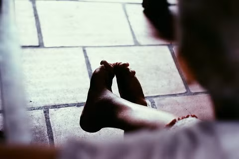 Sức đã cạn, đôi chân cũng không được nguyên vẹn khiến việc đi lại vô cùng khó khăn. Người phụ nữ với cuộc đời đầy rẫy những bất hạnh khi đi đến dốc bên kia của cuộc đời vẫn còn một nỗi niềm trăn trở, những mong có được một mụn con để có người lo hương hỏa khi nhắm mắt xuôi tay.