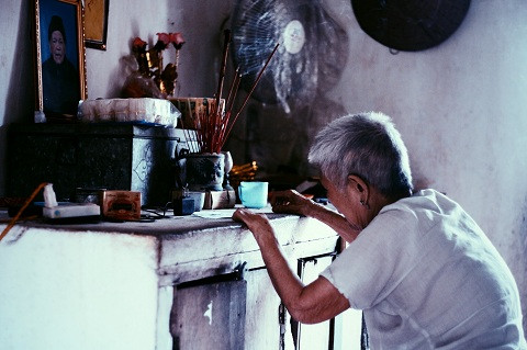 Ngước lên bàn thờ sơ sài, thắp một nén hương cho người bạn tri âm, bà vừa khóc, vừa như hờn trách: “Ông đi còn có tôi hương khói, còn đến khi tôi đi liệu có ai nhớ tới không?”