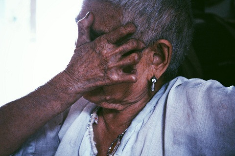 83 tuổi, bà Ngô Thị Hiền (Bắc Giang) thuộc lớp người “kì cựu” trong trại phong Qủa Cảm. Hơn 70 năm mắc bệnh là hơn 70 năm bà sống giữa những nỗi đau thể xác và tâm hồn. Ngày ấy, dân làng cho rằng bà “mắc bệnh ma ám” nên ra sức xua đuổi. May mắn gặp ông Hoàng Văn Thỏa (Hưng Yên) cùng chung cảnh ngộ không họ hàng, con cái, đôi bạn dọn về ở cùng, giúp đỡ, an ủi nhau trong suốt 5 thập kỉ. Nhắc đến ông Thỏa – người bạn đời quá cố gần 1 năm trước, bà không kìm nổi dòng nước mắt.