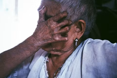 83 tuổi, bà Ngô Thị Hiền (Bắc Giang) thuộc lớp người “kì cựu” trong trại phong Qủa Cảm. Hơn 70 năm mắc bệnh là hơn 70 năm bà sống giữa những nỗi đau thể xác và tâm hồn. Ngày ấy, dân làng cho rằng bà “mắc bệnh ma ám” nên ra sức xua đuổi. May mắn gặp ông Hoàng Văn Thỏa (Hưng Yên) cùng chung cảnh ngộ không họ hàng, con cái, đôi bạn dọn về ở cùng, giúp đỡ, an ủi nhau trong suốt 5 thập kỉ. Nhắc đến ông Thỏa – người bạn đời quá cố gần 1 năm trước, bà không kìm nổi dòng nước mắt.