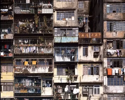 Khu ổ chuột Kowloon Walled City gần như không có luật pháp do chuyện quản lý lãnh thổ giữa chính quyền Hong Kong và Trung Quốc khi đó.