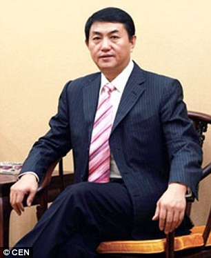 Cục Công an Sơn Tây đã cử một đội gồm 500 cảnh sát tới giải cứu. Theo đoạn video, nhiều cảnh sát vây xung quanh chiếc xe chở nghi phạm ở Đại Đồng, tỉnh Sơn Tây, Trung Quốc. Ảnh: Ông Zan Baoshi