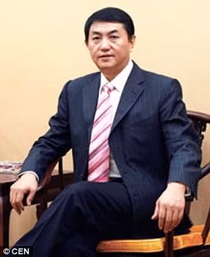 Cục Công an Sơn Tây đã cử một đội gồm 500 cảnh sát tới giải cứu. Theo đoạn video, nhiều cảnh sát vây xung quanh chiếc xe chở nghi phạm ở Đại Đồng, tỉnh Sơn Tây, Trung Quốc. Ảnh: Ông Zan Baoshi