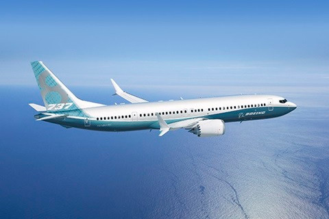 Các thông số khác gồm có sức chứa hàng hóa 43,7m3, chiều dài 39,5m, chiều cao 12,3m, độ sải cánh 35,92m, vận tốc bay 842km/h, trọng lượng cất cánh tối đa là 82.910kg.