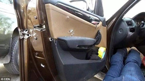 Cảnh sát phải mất tới 18 tiếng để lần ra tung tích hai nghi phạm Tong và Jia. Đến 6h10 sáng ngày 11/5, Tong và Jia bị phát hiện. Hai tên này tiếp tục bị theo dõi cho đến ngày 12/5, khi đó Tong và Jia đang lái chiếc xe SUV màu đen thì chuyển sang chiếc BMW của triệu phú. Ảnh: Vết đạn găm trên xe.