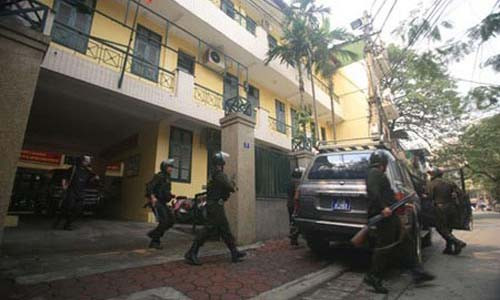 Phải nhiều ngày trời các trinh sát đấu trí căng thẳng để truy bắt "trùm giang hồ" trong tay có lựu đạn.