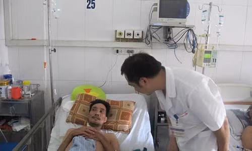 Soc nhiem trung, hoai tu vi vai mui tiem cua thay lang vuon