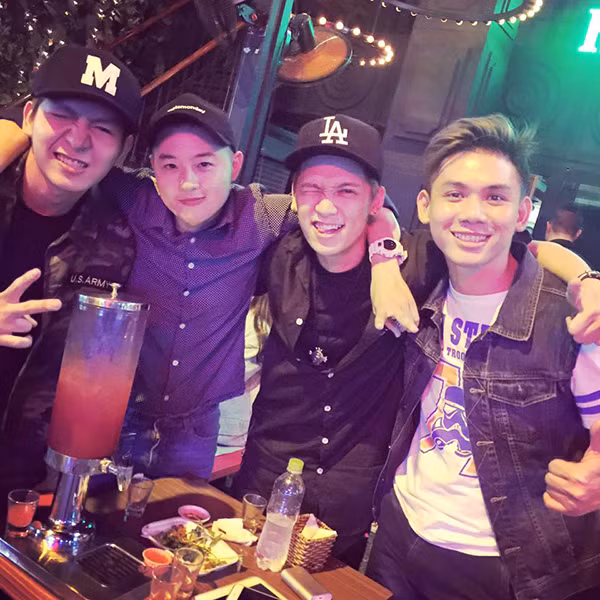 Các chàng trai thường xuyên hẹn hò chúng với nhau.