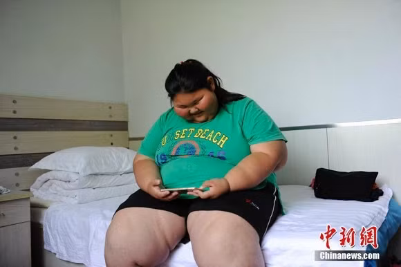 Diao Lili chỉ mong được mặc những chiếc váy đẹp như các bạn đồng trang lứa.