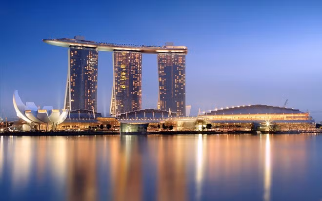 Marina Bay Sands, Vịnh Marina, Singapore: Tổ hợp khách sạn ấn tượng này có 3 tòa tháp 55 tầng với khu tầng thượng được thiết kế như một con thuyền. Du khách có thể ngâm mình trong bể bơi vô cực ở sân thượng và ngắm toàn cảnh thành phố từ công trình trị giá 5,5 tỷ USD. Ảnh: Minipravda.