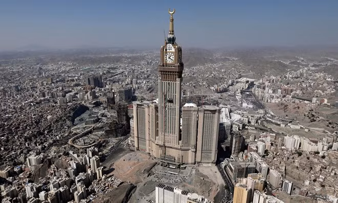 Abraj Al Bait, Mecca, Ả Rập Saudi: Tổ hợp chọc trời này nằm ngay sát thánh đường Al-Masjid al-Haram, với chi phí xây dựng là 15 tỷ USD, hoàn thiện năm 2012. Trung tâm tổ hợp có tòa tháp khách sạn với mặt đồng hồ lớn và cao nhất thế giới. Ảnh: Skyscrapercity.