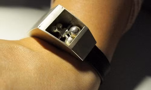 Vòng tay giúp bố cảm nhận được bé đạp trong bụng mẹ Vong tay giup bo cam nhan duoc be dap trong bung me