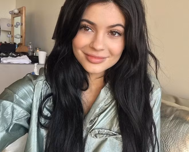 "Hot girl Hollywood" là danh xưng báo giới ưu ái gọi Kylie Jenner. Với khuôn mặt khả ái, thân hình gợi cảm và phong cách mặc thời thượng, Kylie đang sở hữu Instagram có hơn 30 triệu người theo dõi.