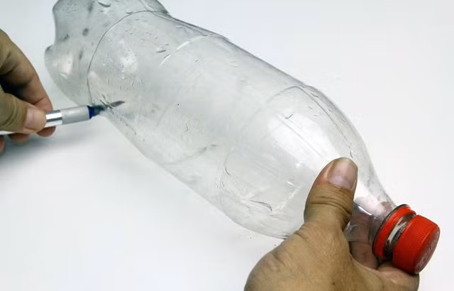 Bước 2: Sử dụng kéo cắt một phần dưới đáy chai (như hình).