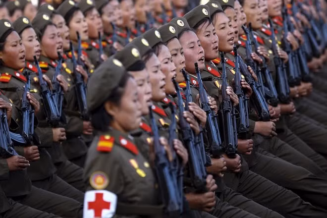 Phần lớn người dân đều tham gia quân dịch sau khi tốt nghiệp trung học phổ thông. Đàn ông phải thực hiện nghĩa vụ quân sự trong 10 năm, còn phụ nữ là 7 năm.