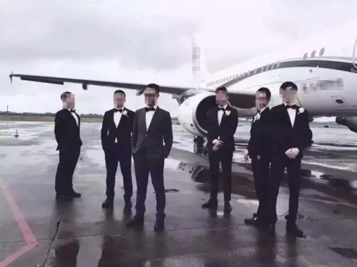 Gia đình cô dâu cực kỳ giàu có và sở hữu công ty lớn nằm trong top 500 ở Trung Quốc. Còn nhà chú rể ở Tiêu Sơn, Thành phố Hàng Châu, tỉnh Chiết Giang.