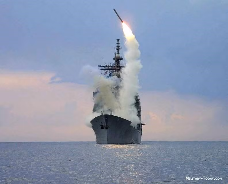 Hải quân Mỹ còn sở hữu 22 tuần dương hạm lớp Ticonderoga. Tàu được trang bị hệ thống chiến đấu Aegis tối tân có khả năng đối phó với một loạt các mối đe dọa khác nhau. Ticonderoga và tàu khu trục lớp Arleigh Burke hiện là nòng cốt trong chương trình phòng thủ tên lửa trên biển Aegis BMD. Ảnh: Military Today