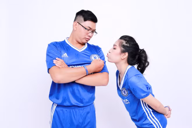 Thiep cuoi phong cach ve xem bong da cua doi tre-Hinh-2