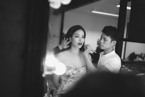 Việc đánh khối tối màu hơn ở hai bên cằm sẽ làm cho gương mặt của Phạm Hương thon gọn hơn, tạo hiệu ứng V-lines.