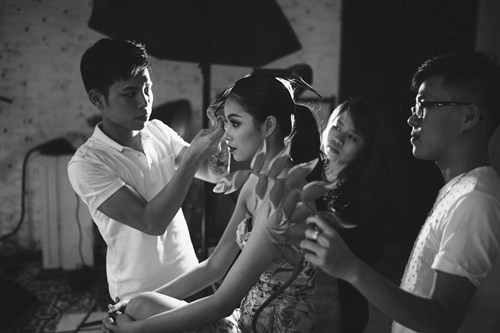 Dũng Nguyễn cho biết: "Phạm Hương có phong cách làm việc rất chuyên nghiệp và nghiêm túc. Cô không những đến đúng giờ mà còn đến sớm hơn cả ekip chụp để chuẩn bị mọi việc kỹ càng hơn."