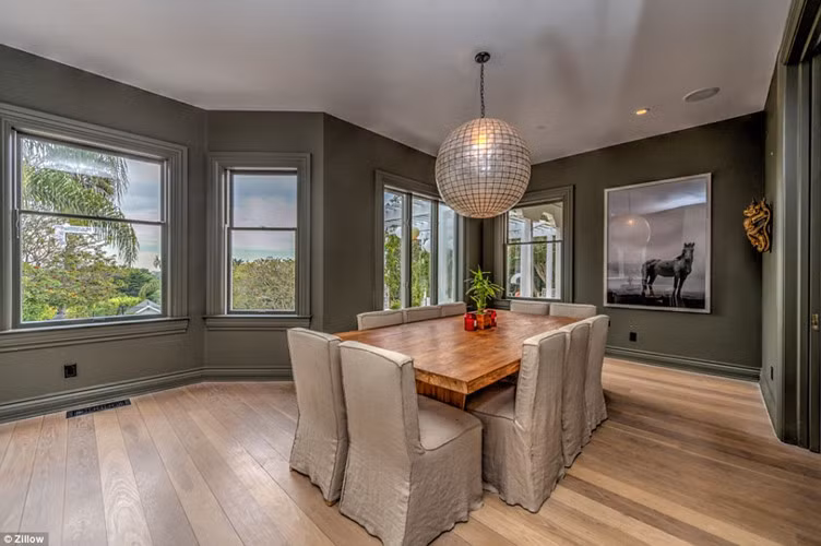 Ngôi nhà được thiết kế ánh sáng tự nhiên tràn ngập và nội thất được trang trí theo gam màu trung tính.