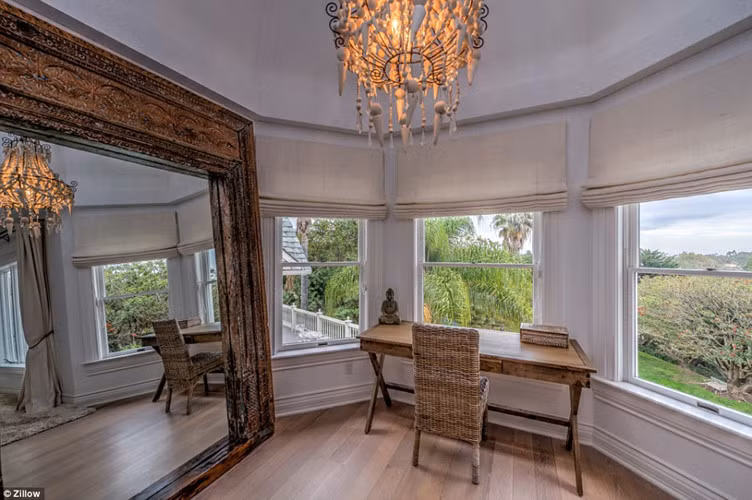 Một tấm gương lớn được nhìn thấy toàn căn phòng.