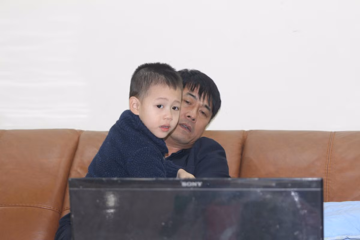 Với HLV Nguyễn Hữu Thắng, anh đều hướng cho con trai của mình đi theo nghiệp cầu thủ nếu các con thể hiện được năng khiếu của mình.