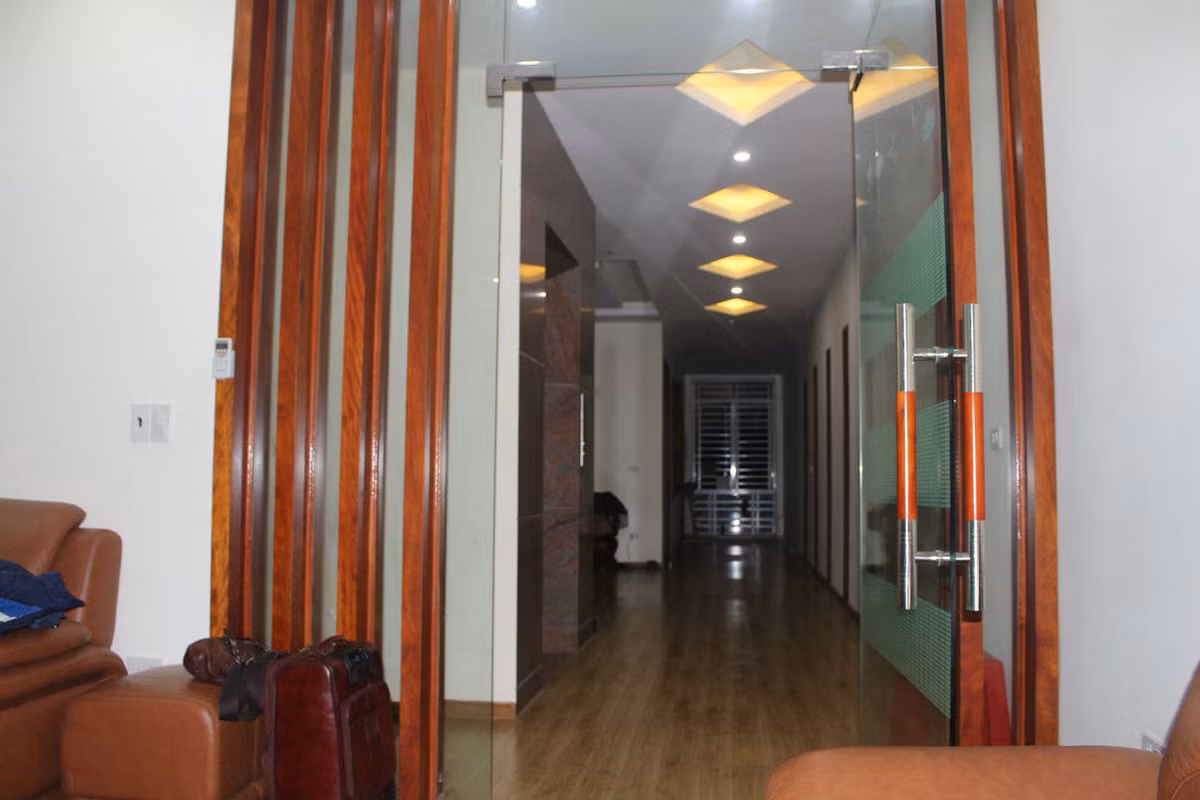 Ngôi nhà có thiết kế rất hiện đại và rộng rãi cùng nét ấm áp nhờ tông màu nâu, vàng trong ánh sáng, nội thất.