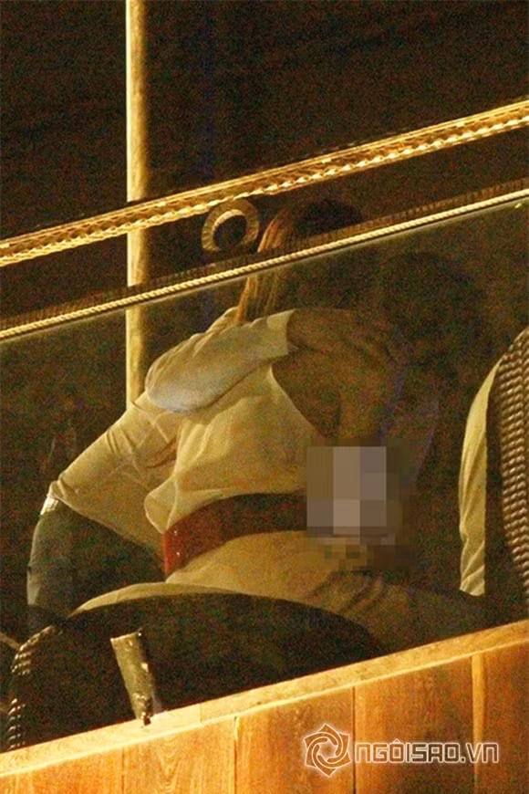 Còn 19/5/2015, Hồ Ngọc Hà cùng Chu Đăng Khoa có mặt tại buổi khai trương beer club của đại gia kim cương. Từ đây hình ảnh cô ngoại tình với bạn trai bắt đầu xôn xao.