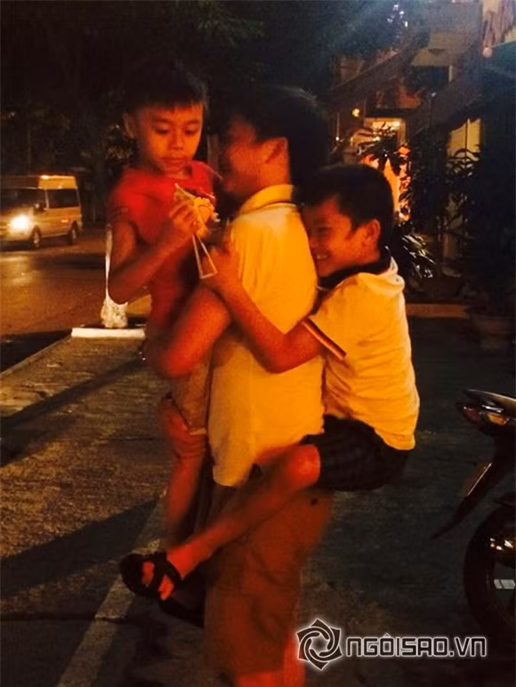 Cuối tháng 8/2014 - Thời điểm được cho là căng thẳng nhất về mối quan hệ giữa Hà Hồ và doanh nhân Quốc Cường. Khi đó, đại gia kim cương còn cùng vợ và con du lịch ở nước ngoài.