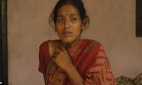 Con dau bi me chong do axit len bung vi nghi mang bau con gai