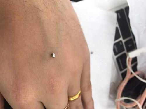 Tai nghe mini chỉ có kích thước 2mm.