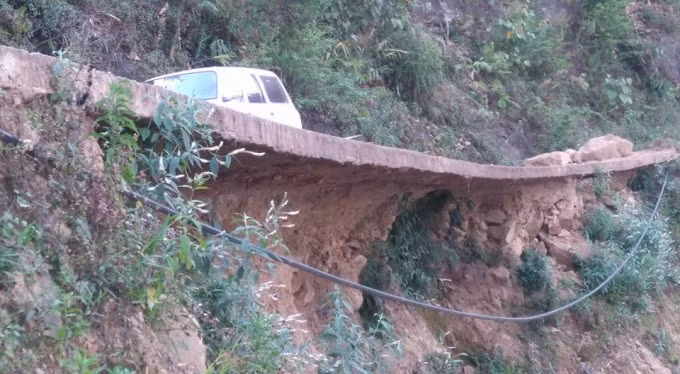 Được biết đoạn đường này là đường biên giới thuộc tỉnh Điện Biên. Khi nhìn thấy những hình ảnh này ai cũng phải ớn lạnh bởi sự nguy hiểm của nó.