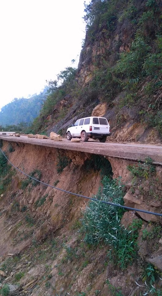 Trên mạng xã hội Facebook đang lan truyền một số hình ảnh được chia sẻ với nội dung "Trên từng chặng đường thiên lý. Đường tuần tra biên giới mốc 44 Nậm Nhừ - Nậm Pồ - Điện Biên". Những hình ảnh được cho là có thật và đang khiến cho cư dân mạng sục sôi bởi sự nguy hiểm của con đường nguy hiểm nhất Việt Nam.