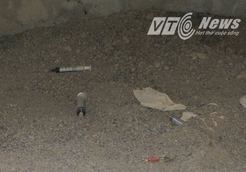 Tuy nhiên, nhiều người đã phải giật mình bởi xi lanh mà các đối tượng nghiện hút để lại nhan nhản trên nền nhà, trong các căn phòng. Có những chiếc xi lanh, còn dính máu đỏ tươi khiến du khách lạnh gáy.