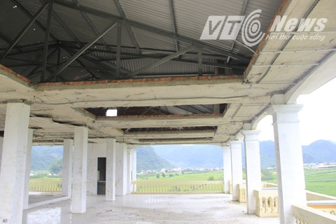 Tầng thượng còn nhiều hạng mục chưa được hoàn thiện.