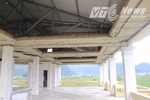 Tầng thượng còn nhiều hạng mục chưa được hoàn thiện.