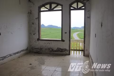 Sau thời gian dài, nhiều hạng mục bị xuống cấp. Khung sắt ở các cửa sổ cũng bị các đối tượng trộm cắp tháo hết.